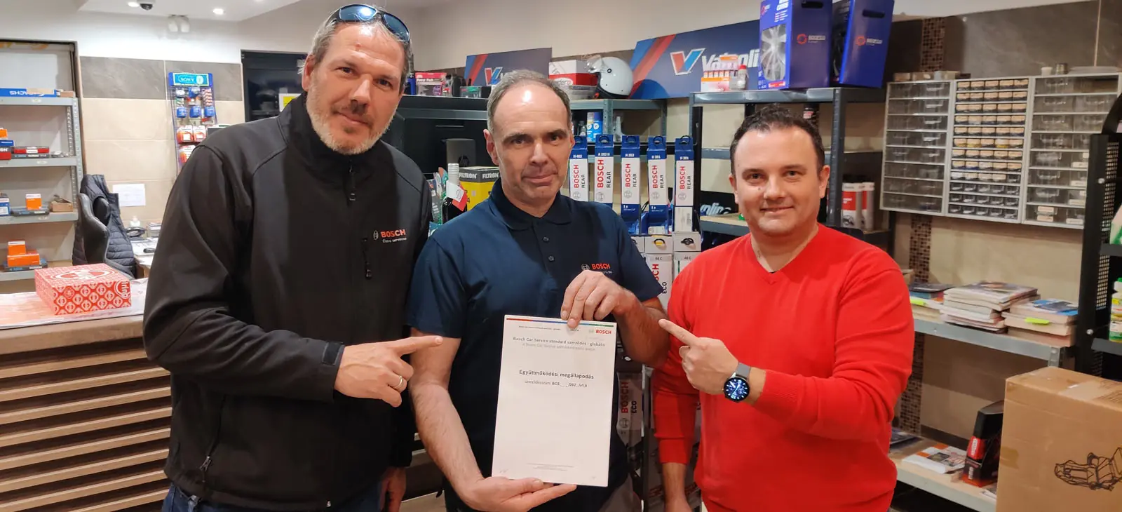 A Bosch Car Service minősítés átadása a Maros Szerviz autósboltjában